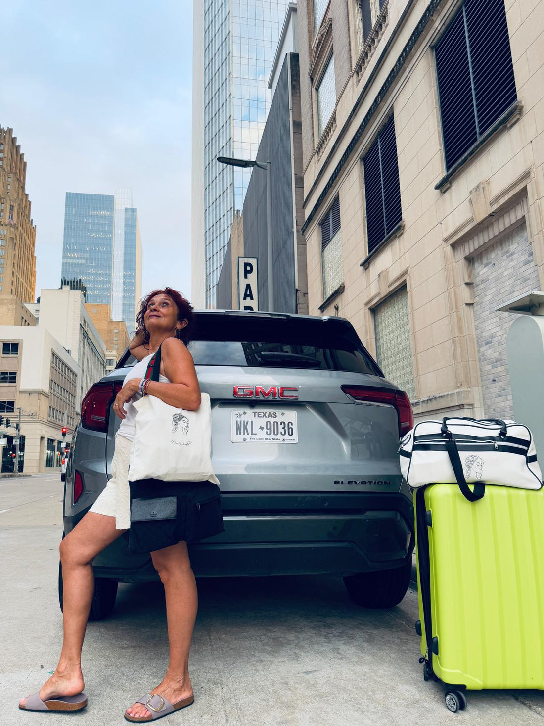 Ein Frau mit der Bowling Bag von NeuGeliebt vor einem Auto in Houston / Texas