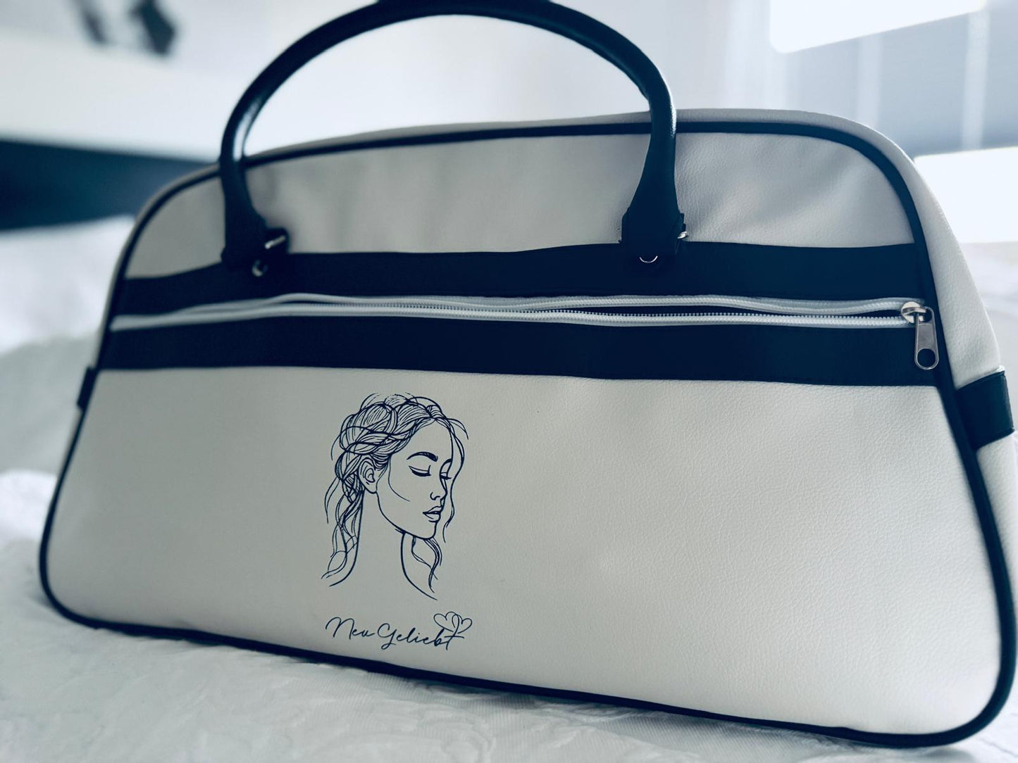 Schwarz-weiße Bowlingtasche mit dem Logo von NeuGeliebt. Nahansicht.