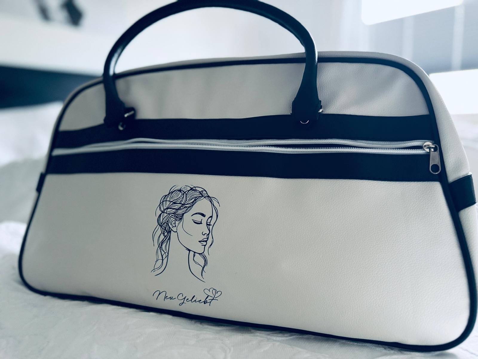 Schwarz-weiße Bowlingtasche mit dem Logo von NeuGeliebt. Nahansicht.