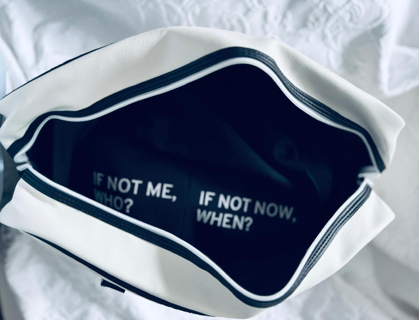 Schwarz-weiße Bowlingtasche Innenansicht.