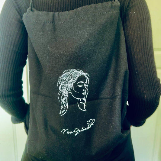 Schwarzer Rucksack aus Canvas mit Kordelzug.