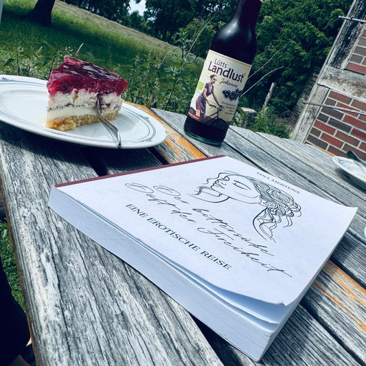 Der bittersüße Duft der Freiheit - eine erotische Reise. Exklusiv hier im Shop mit persönlicher Widmung — auf Wunsch — und Lesezeichen.